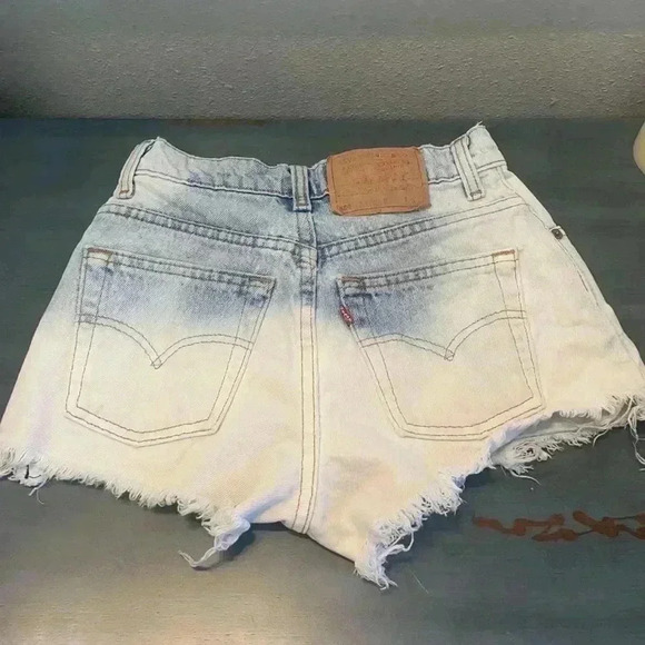 LEVI’S Women’s Distressed Jean Shorts - Picture 4 of 6